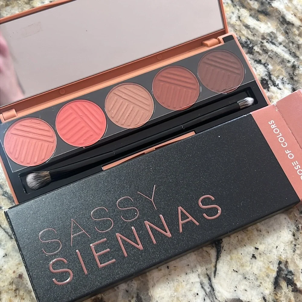 🌙♣️Sassy Siennas Dose Of Color Eyeshadow Palette